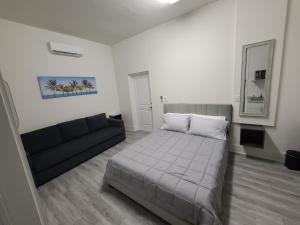 una camera con letto e divano di Cozy Private Room a Miami