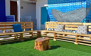 a tree stump sitting in the middle of two benches at Hotel Blue Home Vallarta in Puerto Vallarta