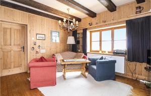 ein Wohnzimmer mit 2 Stühlen und einem Tisch in der Unterkunft 1 Bedroom Awesome Home In Sankt Veit-defereggenta in Gassen