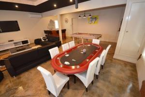 - un salon avec une table de ping-pong dans l'établissement No.40 Echuca - Echuca Holiday Homes, à Echuca