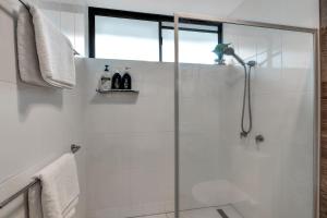 Koupelna v ubytování Ocean View 16A Studio Pool & Spa Wi-Fi