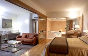 Posteľ alebo postele v izbe v ubytovaní Thalassa Beach Resort & Spa (Adults Only)