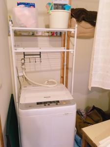 uma máquina de lavar e secar roupa numa lavandaria em yado & kissa UGO HUB em Yuzawa