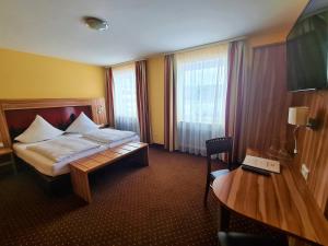 Postel nebo postele na pokoji v ubytování Hotel Silberhorn
