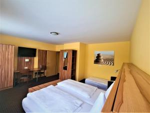 Postel nebo postele na pokoji v ubytování Hotel Silberhorn