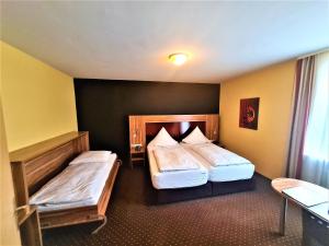 Postel nebo postele na pokoji v ubytování Hotel Silberhorn