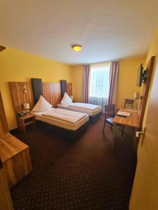Postel nebo postele na pokoji v ubytování Hotel Silberhorn