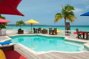 Bazén v ubytování Negril Palms nebo v jeho okolí
