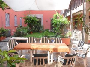 einen Holztisch und Stühle im Innenhof in der Unterkunft Albergo Bianchi Stazione in Mantua