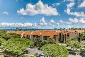 una vista aérea de un complejo con árboles y el océano en Kaanapali Shores 732, en Kahana