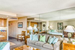 uma sala de estar com um sofá e um quarto em Kaanapali Shores 732 em Kahana