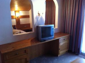 TV a/nebo společenská místnost v ubytování Hotel Garni Pfandl