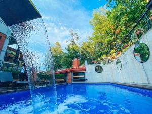 basen z fontanną wodną w obiekcie Seventeen Rooms w mieście Telawi