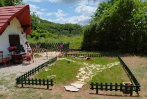 Zahrada ubytování Immaculate 2-Bed Cottage near Krka Waterfalls