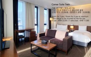 Postel nebo postele na pokoji v ubytování Ramada Encore by Wyndham Busan Haeundae