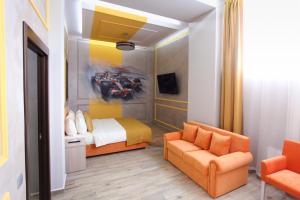una camera con letto, divano e sedia di Art Hotel NRING a Berezovka