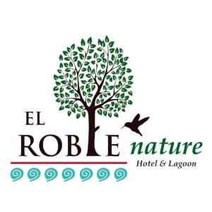un arbre et un oiseau sur un logo dans l'établissement El Roble Nature Hotel & Lagoon, à Bacalar