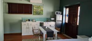 Dapur atau dapur kecil di Emmaus Double Room