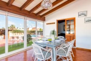 comedor con mesa y sillas en Pons Valls 4 bedroom villa, Ciutadella, en Sa Caleta