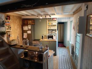 małą kuchnię z blatem i kuchenką w obiekcie La maison de la baie, wifi, terrasse, 200m du port w mieście Saint-Valéry-sur-Somme
