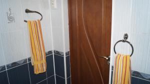 y baño con ducha y cortina de ducha. en Пристань en Oremburgo
