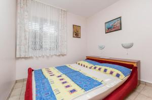 ein Schlafzimmer mit einem Bett in einem Zimmer in der Unterkunft Apartment Barbara in Batalaži