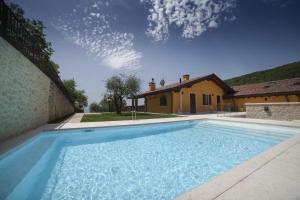 Bazén v ubytování AGRITURISMO ACINATICO WINE RELAIS nebo v jeho okolí