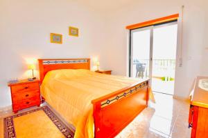 um quarto com uma cama e uma janela grande em Estrada de, Urbanizacao,edificio laranjal,apartment 18,vale carro, 8200-596 em Albufeira mais 17 fotografias