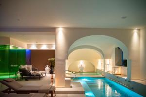 Bazén v ubytovaní Parco dei Principi - Resort & Spa alebo v jeho blízkosti