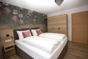 Posteľ alebo postele v izbe v ubytovaní Hotel Goldener Adler