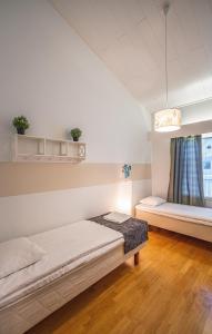 Un dormitorio con una cama grande y una ventana en Hotel Aakenus Holiday Home Koivu, en Rovaniemi