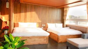 Postel nebo postele na pokoji v ubytování Nhật Nguyên Hotel