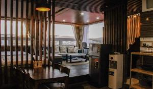 Kuchyň nebo kuchyňský kout v ubytování Nhật Nguyên Hotel
