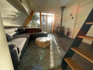 a living room with a couch and a coffee table at Rust in Voorthuizen