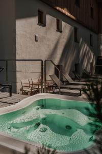 Bazén v ubytování Chalet Roenn nebo v jeho okolí