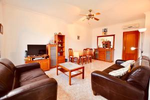 uma sala de estar com um sofá e uma mesa em Estrada de, Urbanizacao,edificio laranjal,apartment 18,vale carro, 8200-596 em Albufeira