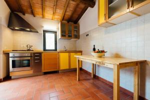 Köök või kööginurk majutusasutuses Elegant Villa in Santa Fiora with Private Pool