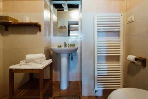 Vannituba majutusasutuses Elegant Villa in Santa Fiora with Private Pool +30 fotot