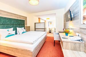 Postel nebo postele na pokoji v ubytování Kur- und Wellnesshotel Förch