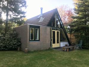a small house with a pitched roof at Rust in Voorthuizen +18 photos