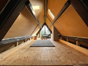 an attic room with a hammock in a tent at Rust in Voorthuizen