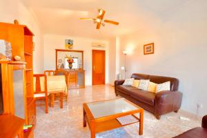 uma sala de estar com um sofá e uma mesa em Estrada de, Urbanizacao,edificio laranjal,apartment 18,vale carro, 8200-596 em Albufeira