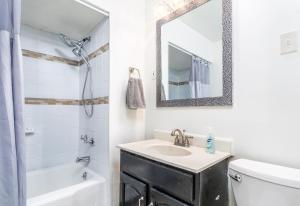 Bilik mandi di Beautiful Apartment on the west side in Buffalo +11 gambar