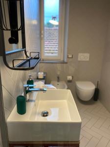 Un baño de Loraia Design Rooms