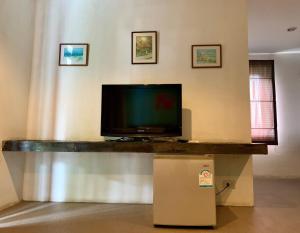 un soggiorno con tavolo e TV di Bura Lumpai Resort a Pai