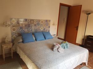 Postel nebo postele na pokoji v ubytování Casa Vacanze Fronte Mare Calasetta "CA' U CAPPUN"