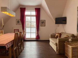 TV a/nebo společenská místnost v ubytování Auberge Tabarz Inselsberg