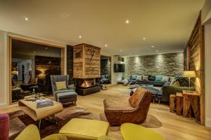 uma sala de estar com mobiliário e uma lareira em Chalet Rubicon em Les Houches
