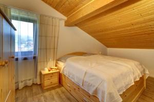 Postel nebo postele na pokoji v ubytování Haus am Silberbergbach