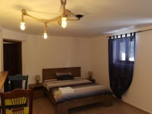 En eller flere senger på et rom på Vila Ines